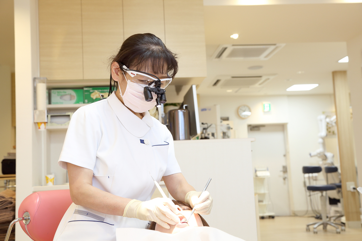 歯科医師だけでなく衛生士もマイクロスコープ・拡大鏡を使い、安全で精密な治療を提供